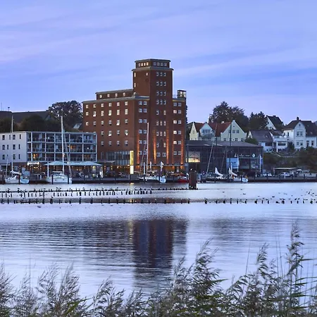 Pier 16 Im Pierspeicher * 카페룬